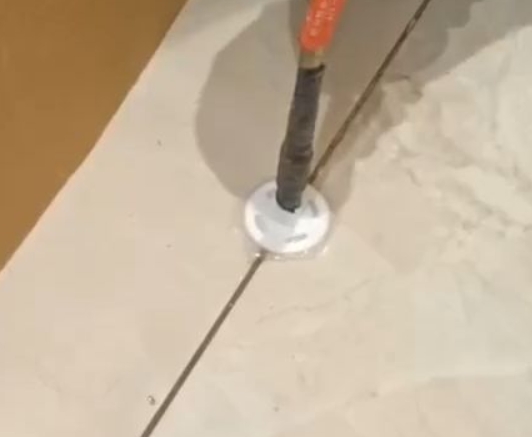 永嘉瓷砖空鼓维修公司专业解答瓷砖在铺贴过程中，如果没有涂抹均匀到位的粘结材料（如水泥砂浆或瓷砖胶），可能会导致以下问题