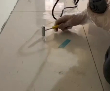 永嘉瓷砖开裂维修公司专业分享瓷砖在铺贴前如果没有沥干水分，将会导致以下问题